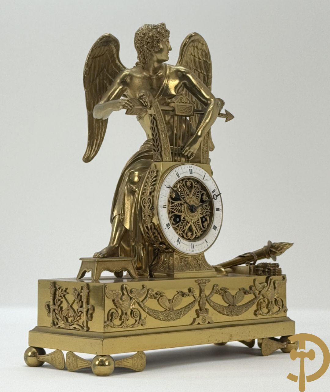 Vuurvergulde Franse bronzen Empire stijl pendule, harpvormige horloge met gevleugelde Griekse mythologische figuur, Erso die zijn lier bespeelt - Deniere et E. Mattelin, Fabricants de Bronze