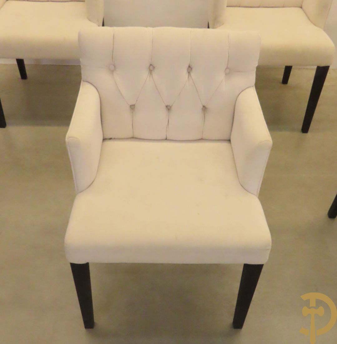 Wit geceruseerde rechthoekige tafel op ballusterpoten + 6 wit gecapitoneerde armstoelen