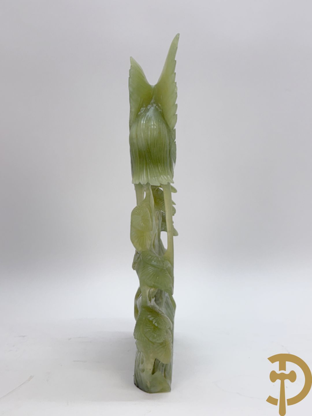 Paar jadeiet sculpturen met fenixvogels in natuurtafereel