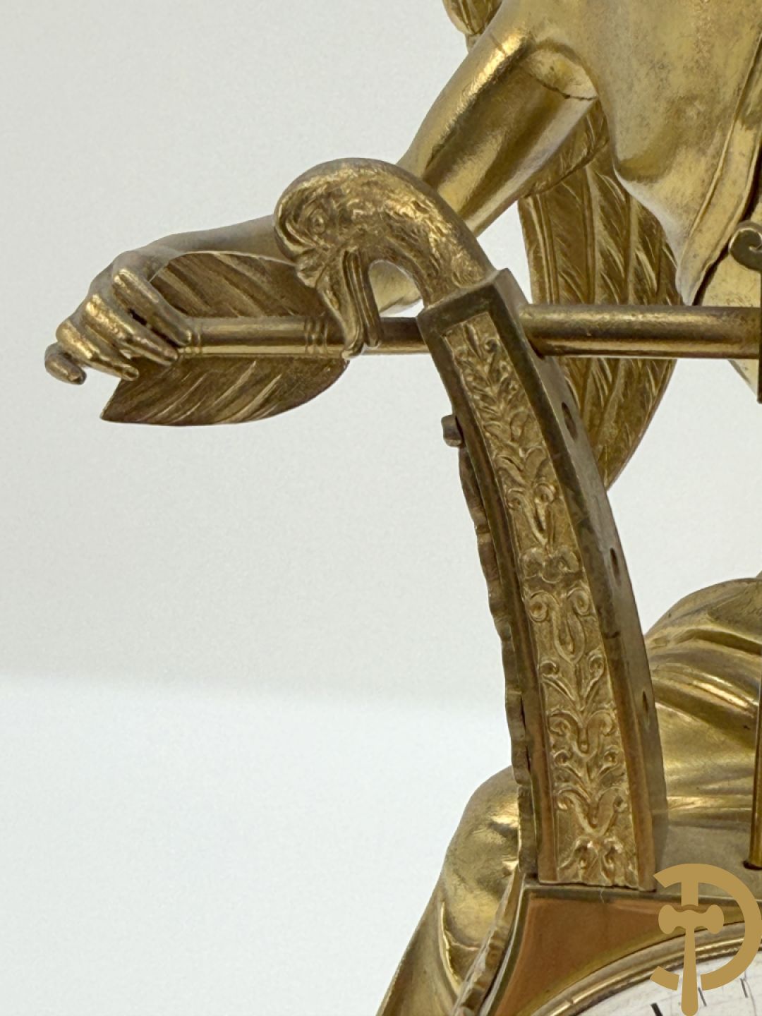 Vuurvergulde Franse bronzen Empire stijl pendule, harpvormige horloge met gevleugelde Griekse mythologische figuur, Erso die zijn lier bespeelt - Deniere et E. Mattelin, Fabricants de Bronze