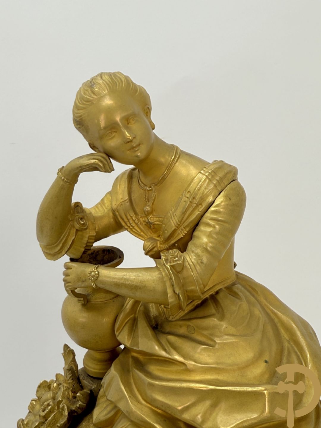 Vergulde bronzen pendule met dame onder globe, Boursier Elève de Lepaute à Paris getekend