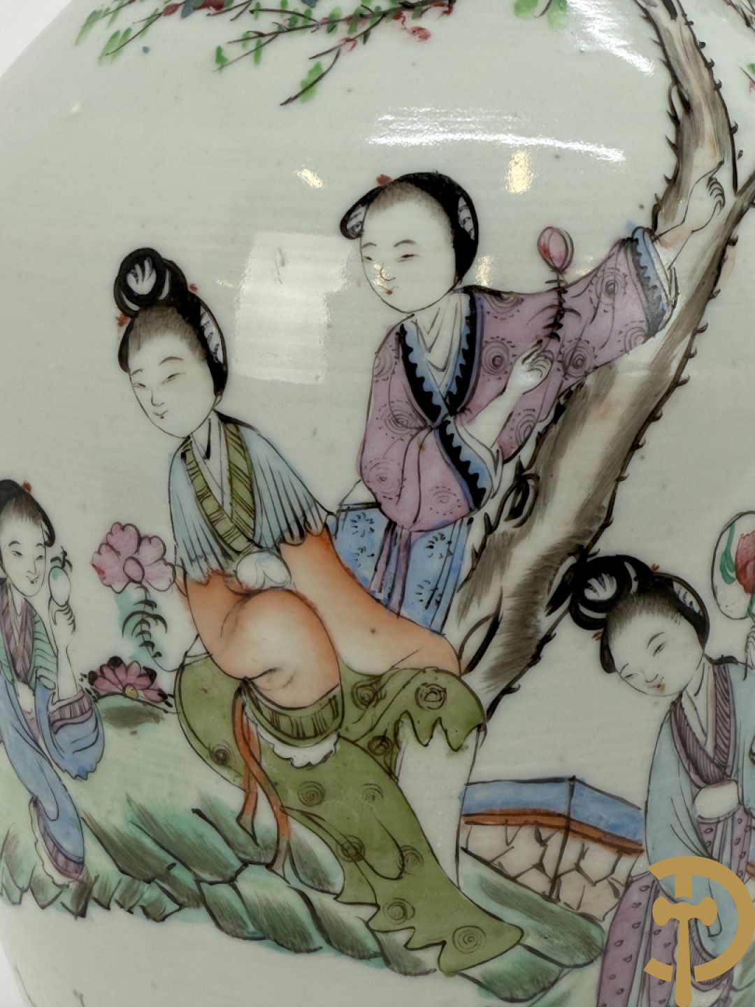 Chinese porseleinen vaas met decor van dames in landschap