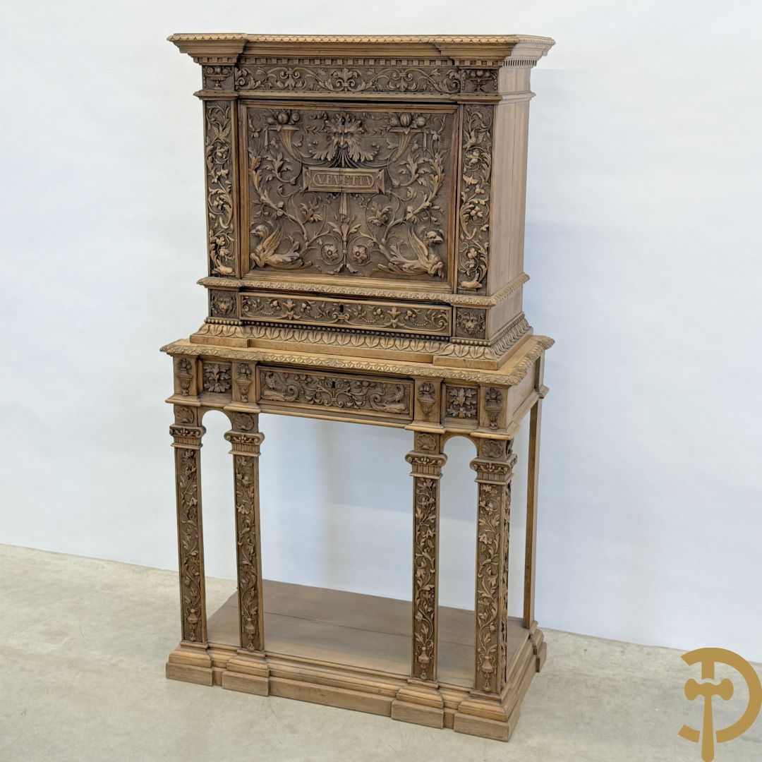 Italiaanse handgesculpteerde Neo Renaissance credance, bovenaan met klep en onderaan met lade - sculptuur van dieren en accanthusranken, gemerkt Venetia