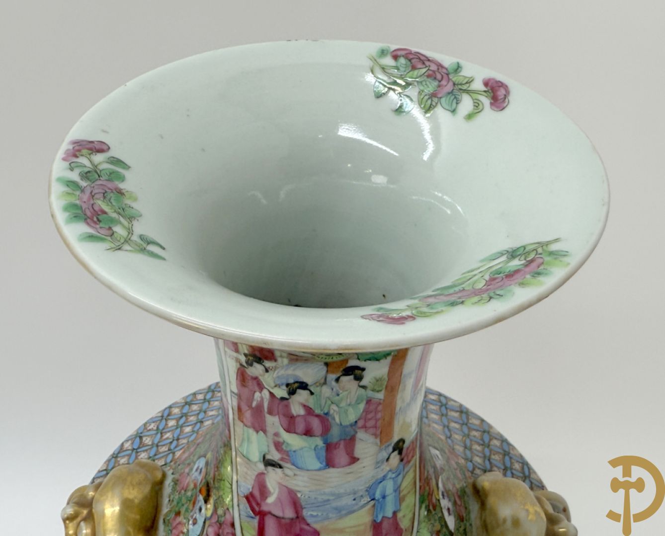 Paar Chinese porseleinen famille rose Kanton vazen met geanimeerd decor en zijdelings met fo honden