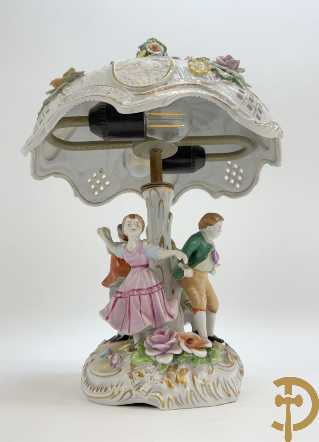 Porseleinen lampadaire met dansende figuren, bovenaan met porseleinen kap bezet met bloemmetjes
