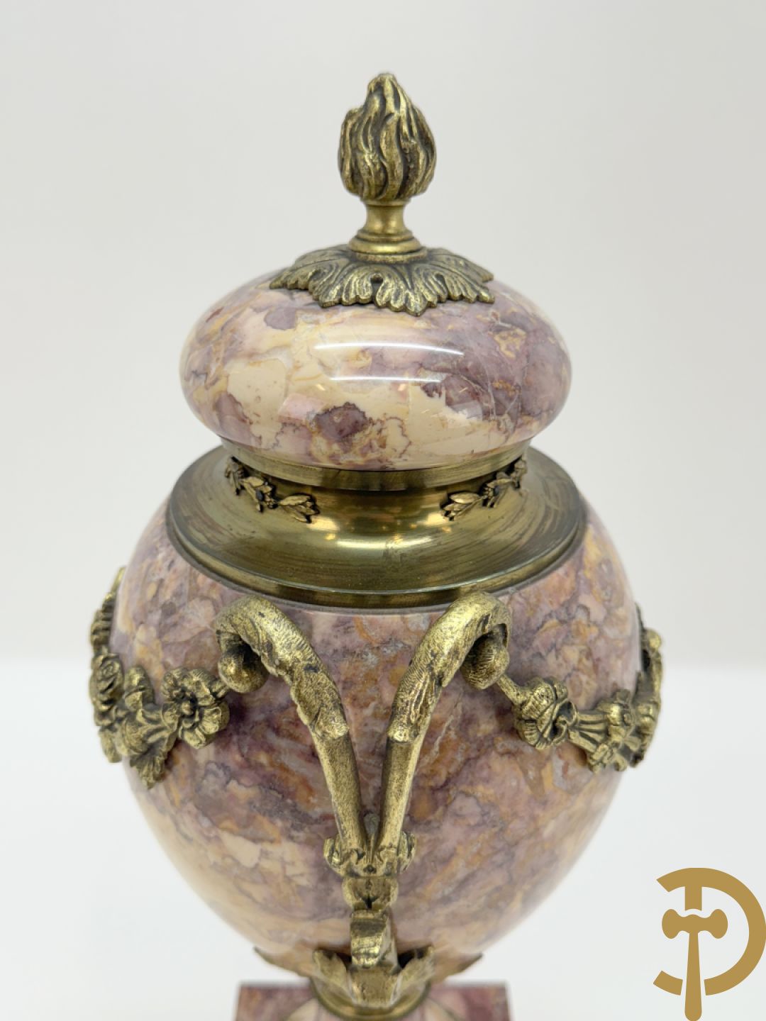 Paar marmeren cassolettes bezet met bronzen bloemenguirlandes