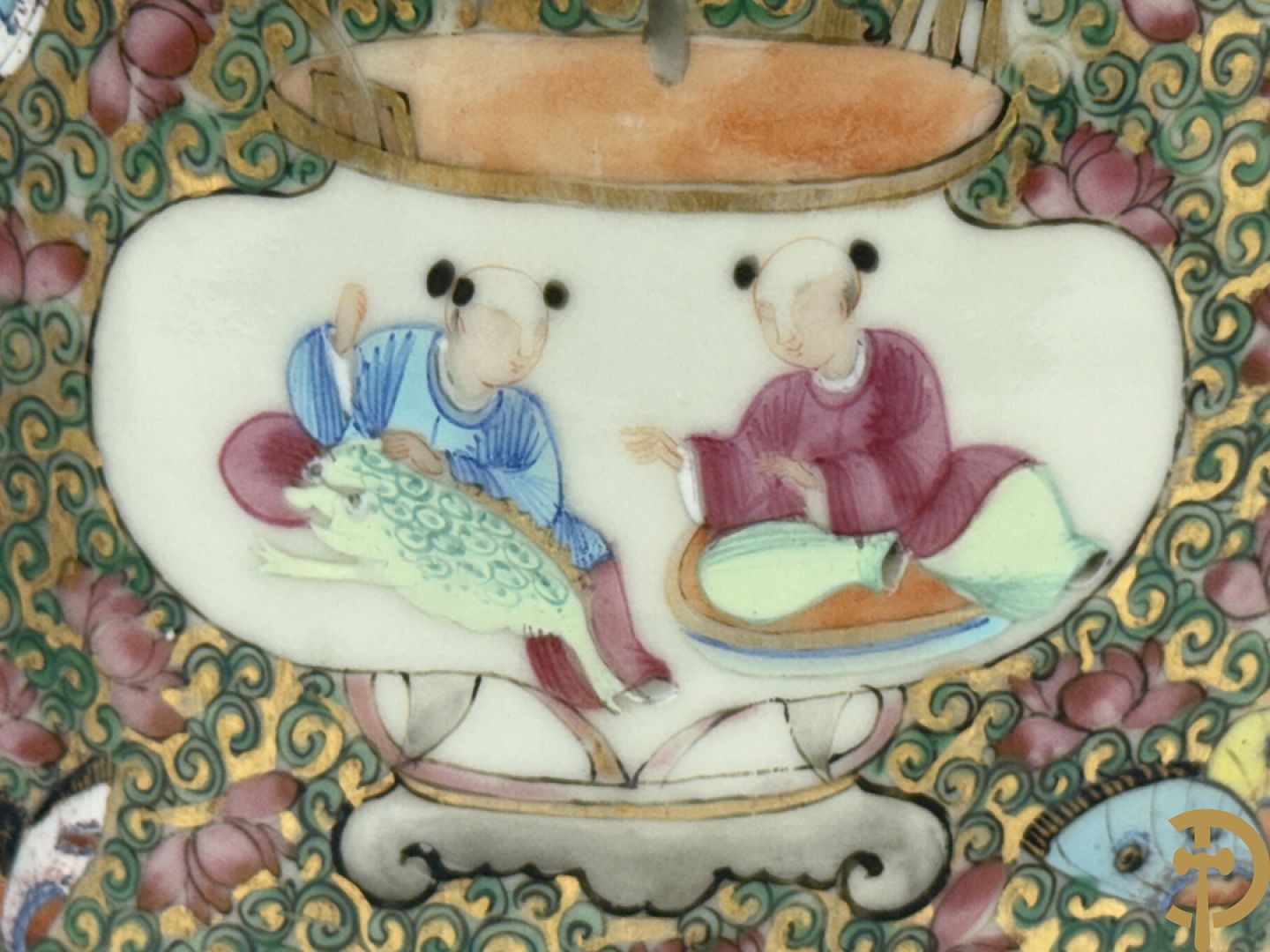Paar Chinese porseleinen famille rose Kanton vazen met geanimeerd decor en zijdelings met fo honden