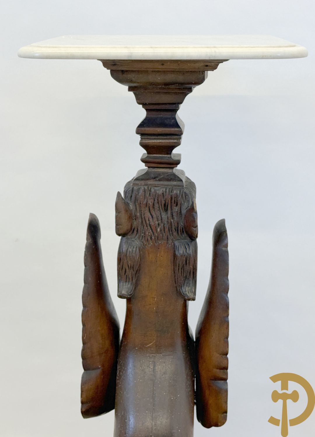 Houtgesculpteerde sokkel in de vorm van een handgesculpteerde fo hond bezet met marmeren plateau