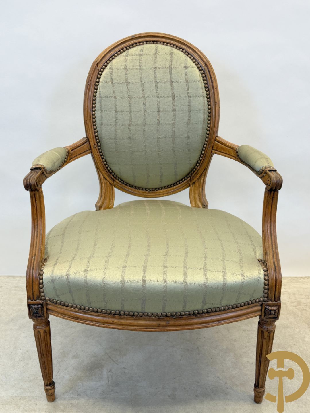 Paar Louis XVI stijl armzetels met ovale medaillon - op gecanneleerde poten