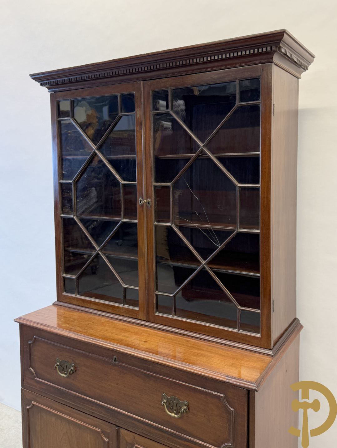 Engelse mahoniehouten secretaire met vitrine bovenaan, 19e