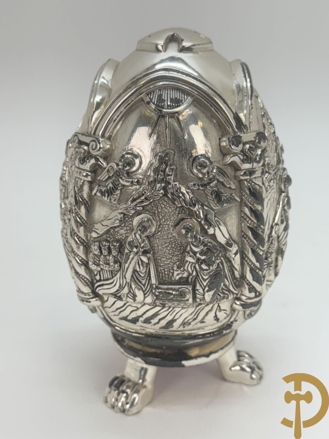 Grieks orthodox ei met 4 religieuse scènes met zilver bekleed.