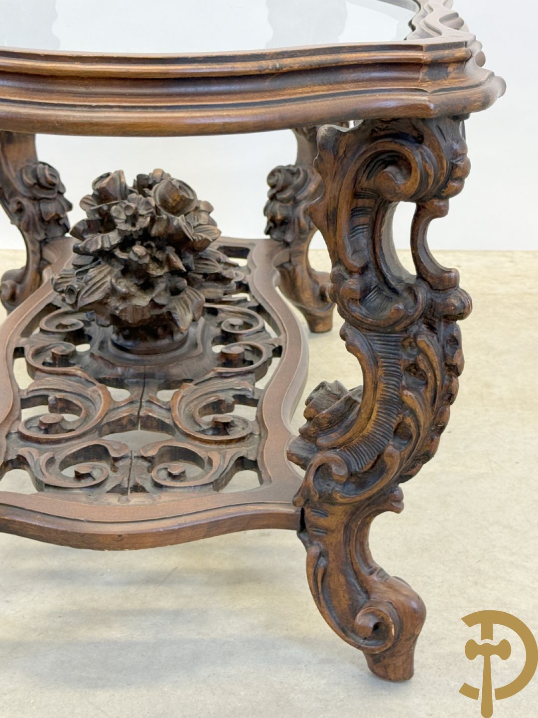 Salontafel op voluutvormige poten, centraal met gesculpteerde bloementuil