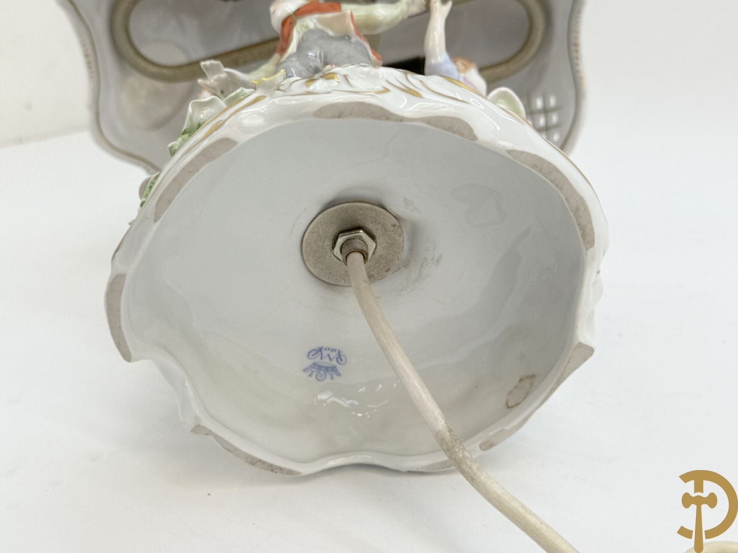 Porseleinen lampadaire met dansende figuren, bovenaan met porseleinen kap bezet met bloemmetjes