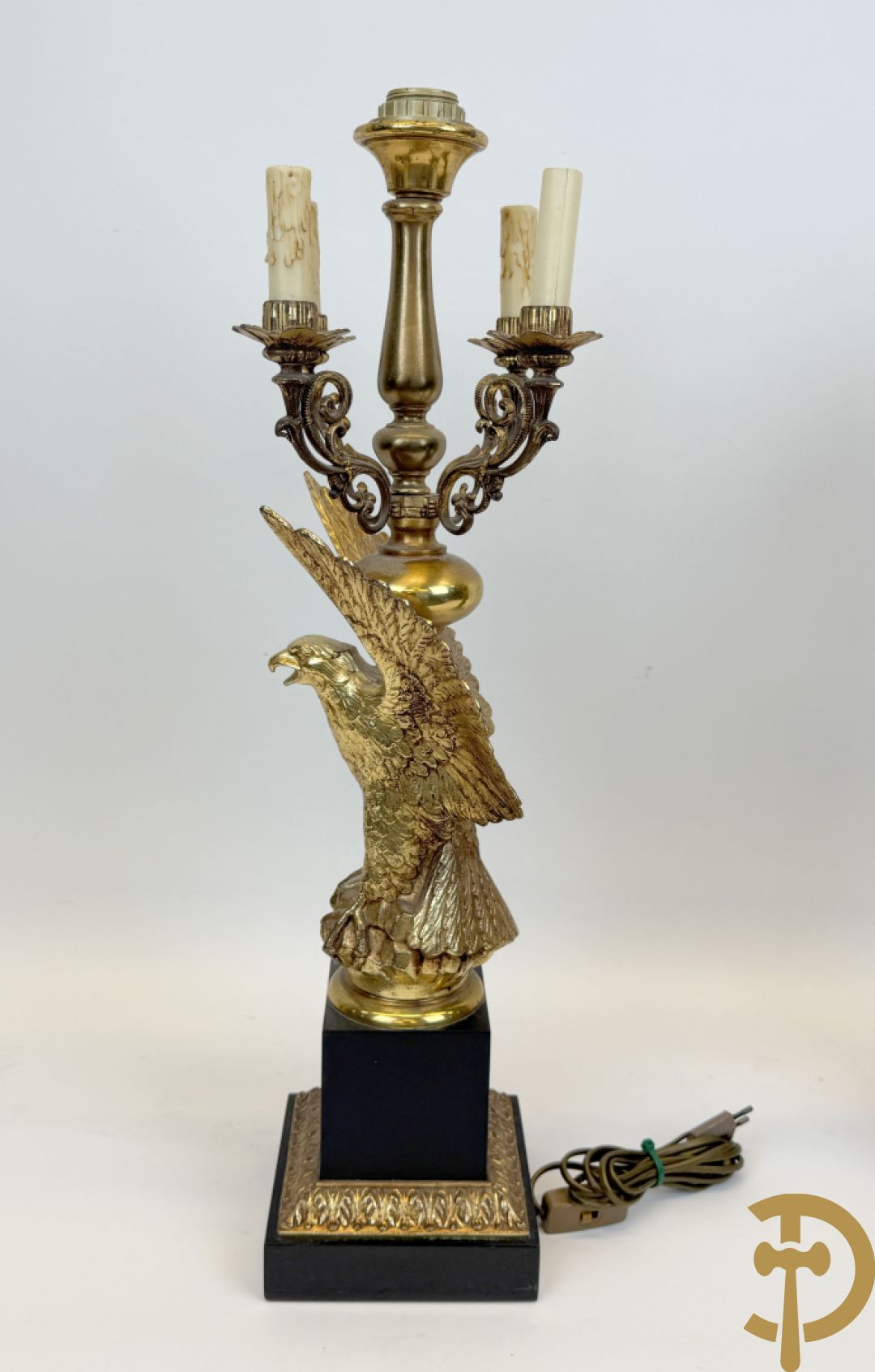 Paar vintage lampadaires met adelaar, bovenaan bekroond met 4 kaarsenhouders en lichtpunt