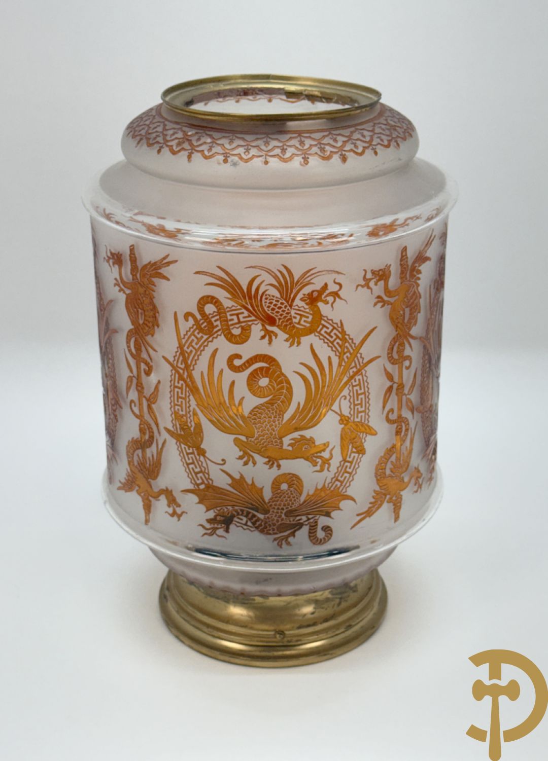 Tafellamp met mat opaline glas met decoratie van draken