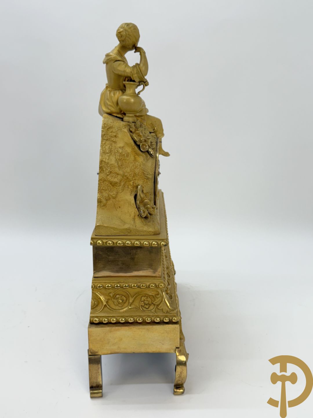 Vergulde bronzen pendule met dame onder globe, Boursier Elève de Lepaute à Paris getekend