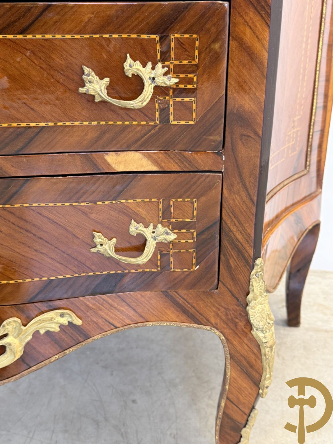 Notelaren gemarketteerde zevenladen kast met bronsbeslag, replica, jaren 