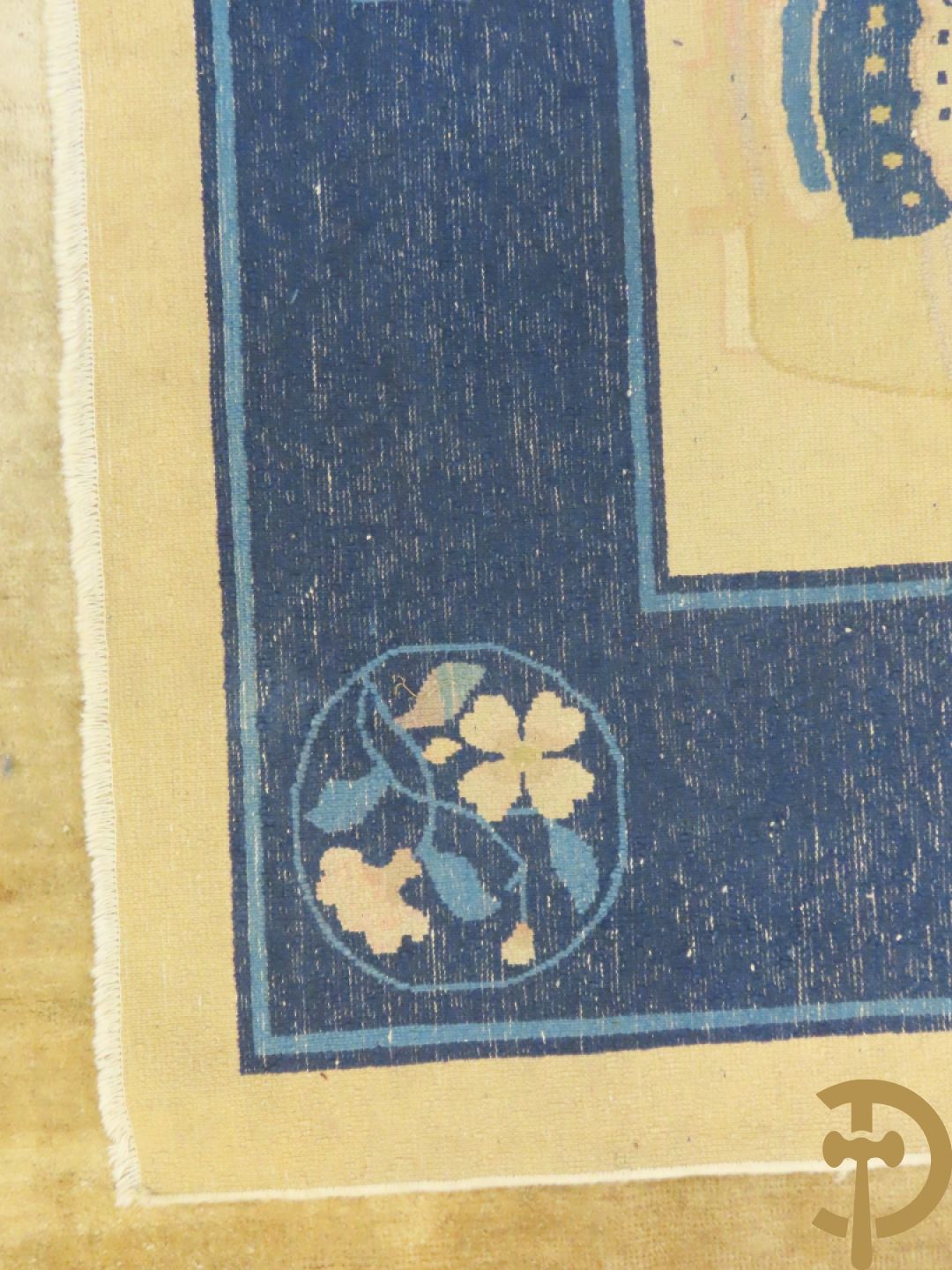 Antiek Aziatisch handgeknoopt tapijt met bloemen- en vazendecor