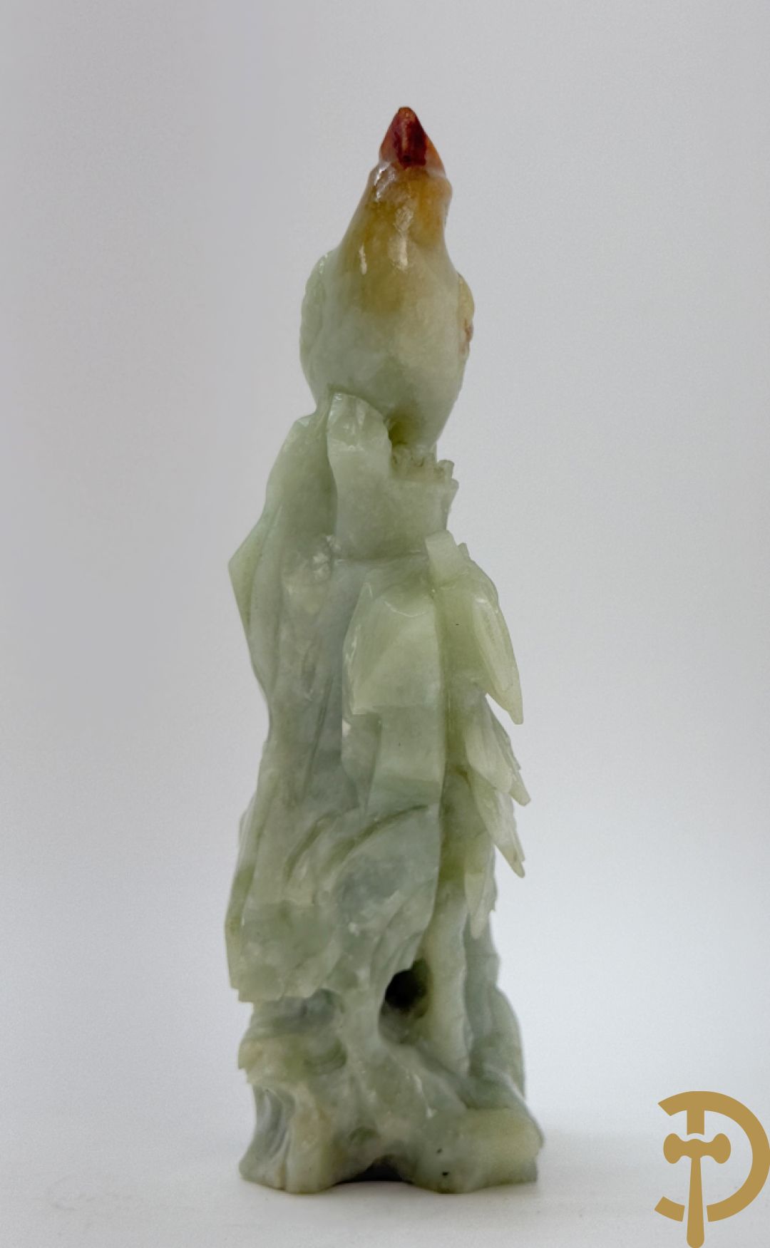Vier Chinese handgesculpteerde vogels in jadeiet met bloemendecoratie