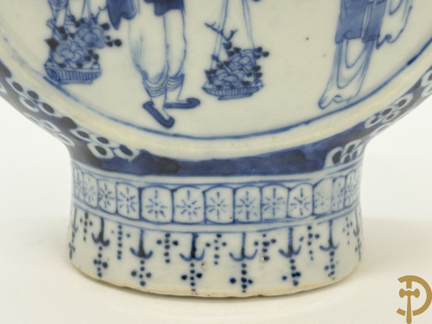Chinese porseleinen maanvaas met geanimeerd decor