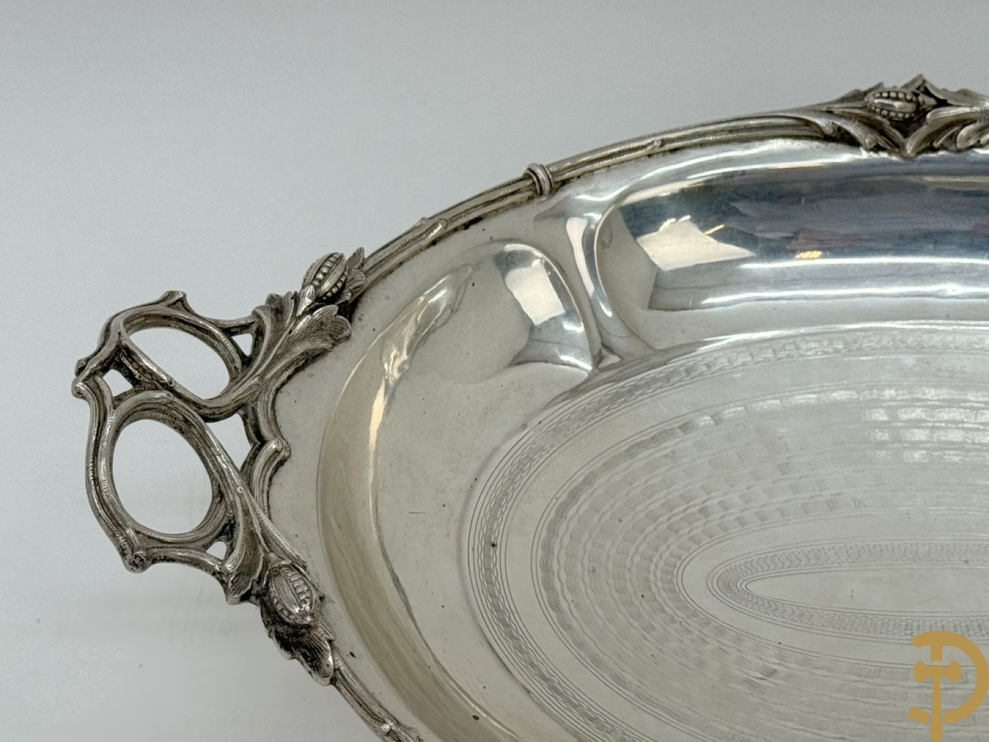 Massief zilveren coupe met accanthusranken en geciseleerd decor, op 4 elegante pootjes