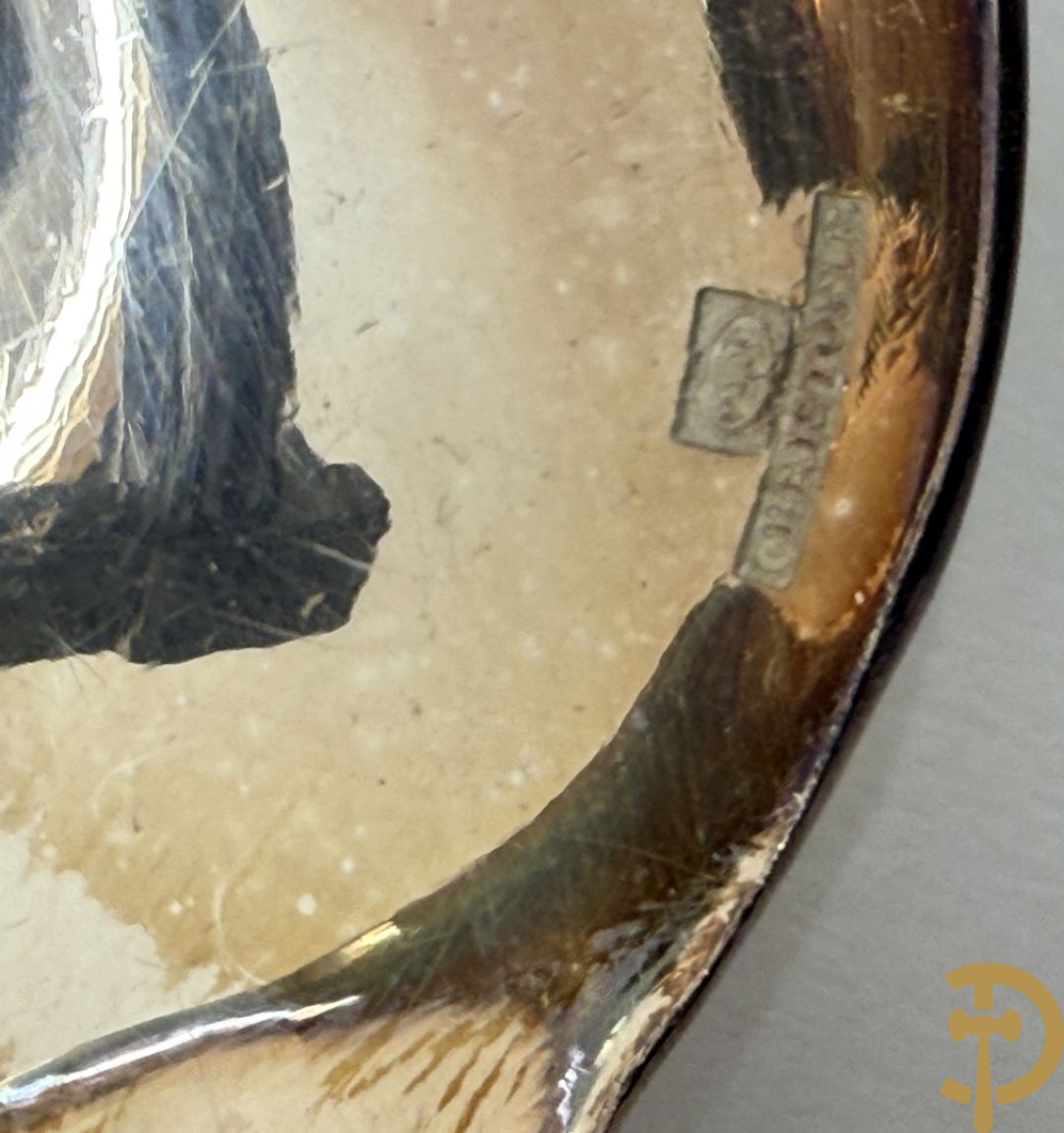 Verzilverd Louis XV bestek Christofle bestaande uit 12 kreeftvorken, 12 vismessen, 12 ijslepels, 3 vorken, 3 lepels, 3 dessertlepels en 3 koffielepels + 8 verzilverde Louis Philippe lepels, 6 verzilverde Louis Philippe vorken + 2 verzilverde vorken + verzilverd mes