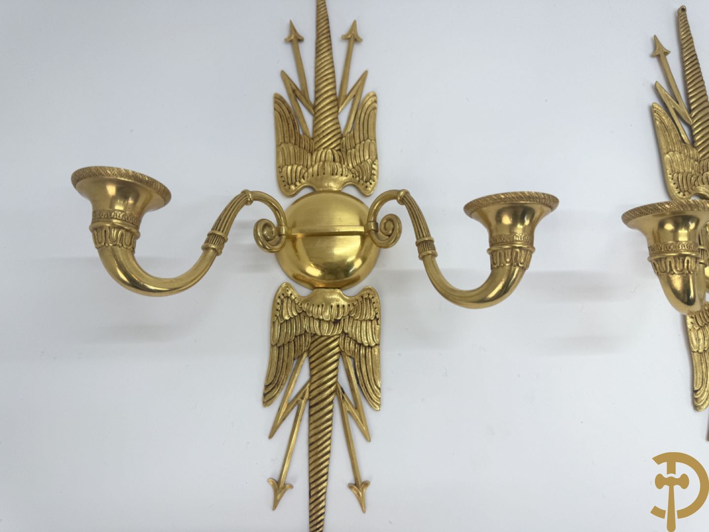 Paar bronzen applieken met vleugelmotieven en bliksemschichten