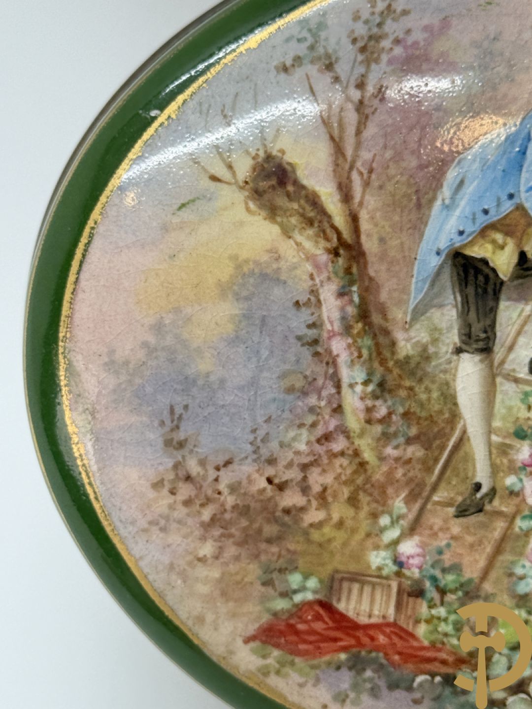 Ovale handbeschilderde porseleinen dekseldoos met landschapsdecor met geanimeerde romantische scène op groene fond met vergulde guirlandes, Poite Ven getekend - onderaan gemerkt Sèvres Chateau des Tuilleries