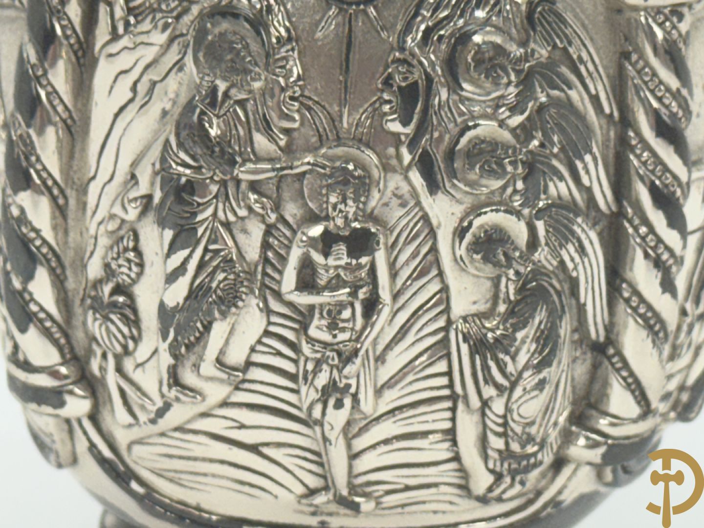 Grieks orthodox ei met 4 religieuse scènes met zilver bekleed.