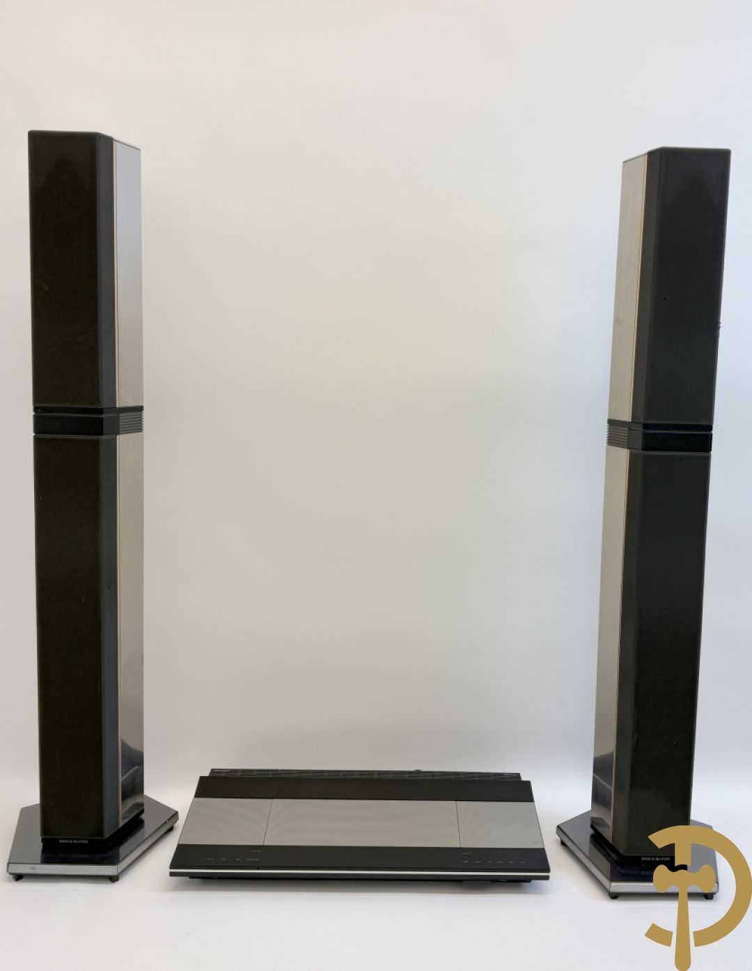 Design muziekinstallatie B & O Beocenter 9500 met bijhorende toren luidsprekers type 6611