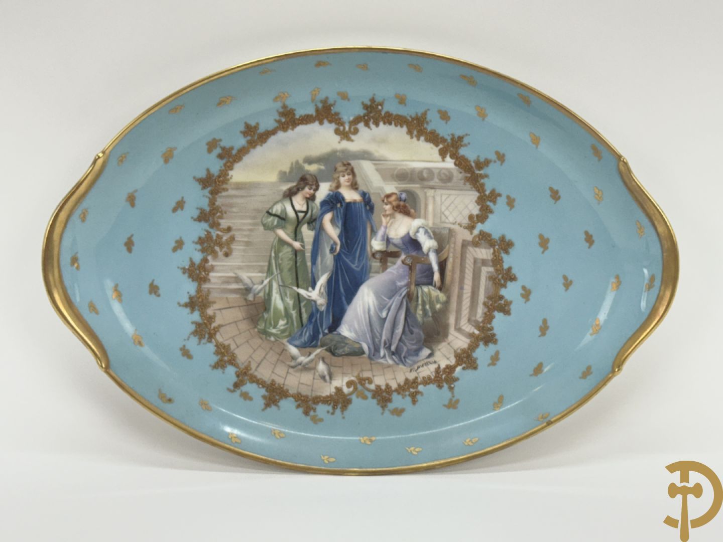 Ovale porseleinen schaal met decor van 3 dames met duiven, decor Brisson R. getekend, achteraan gemerkt Limoges france