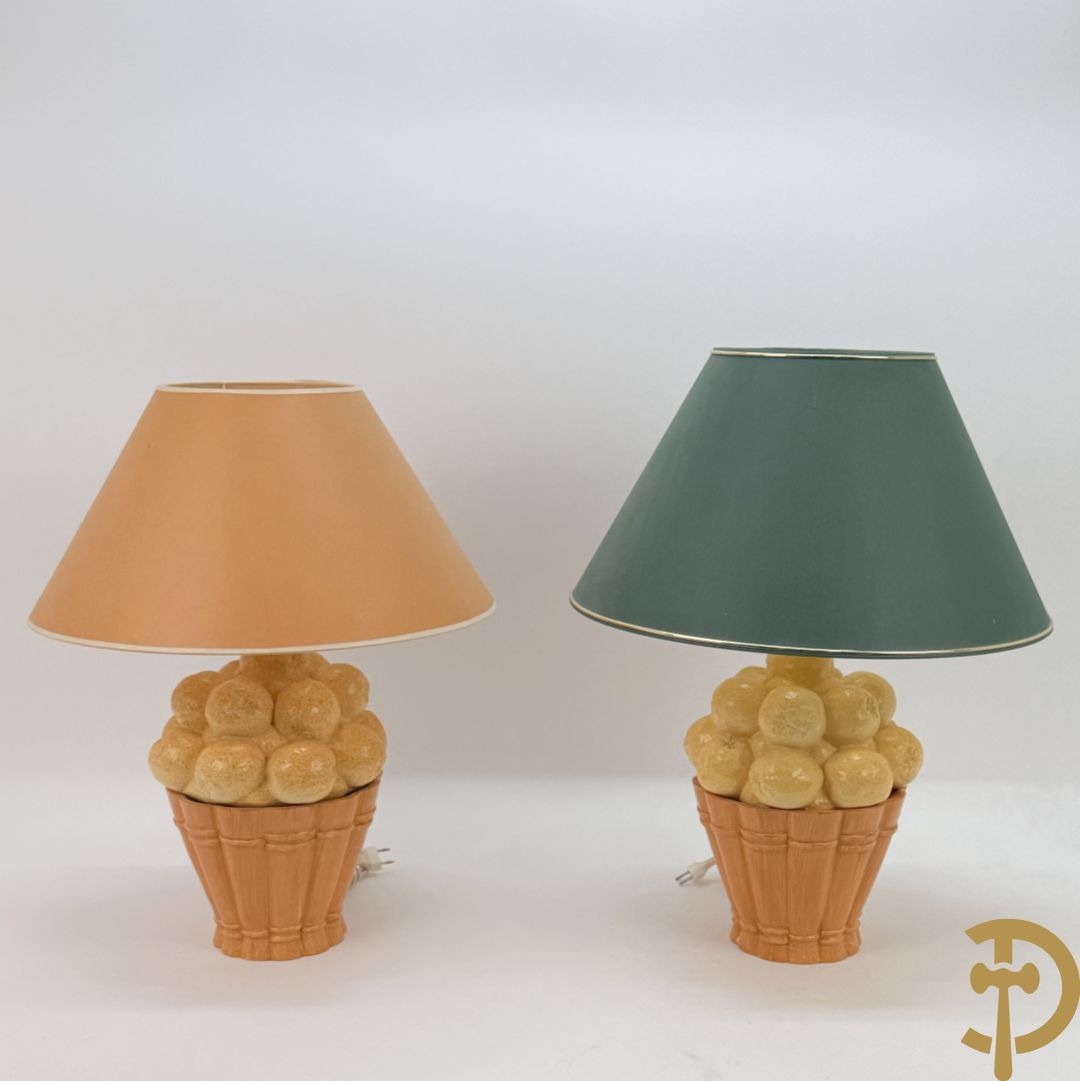 Paar keramieken lampadaires met gekleurd fruit in mand