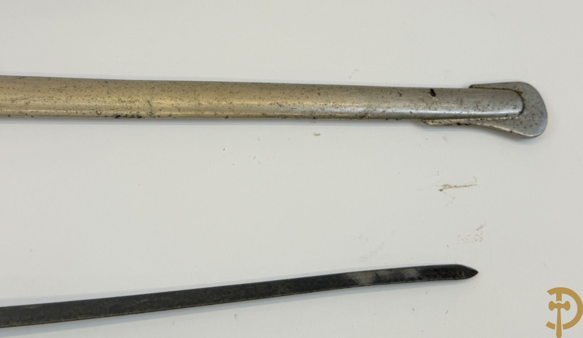 Duitse epee met gegraveerd handvat in schede