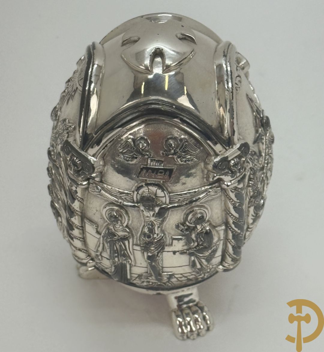 Grieks orthodox ei met 4 religieuse scènes met zilver bekleed.