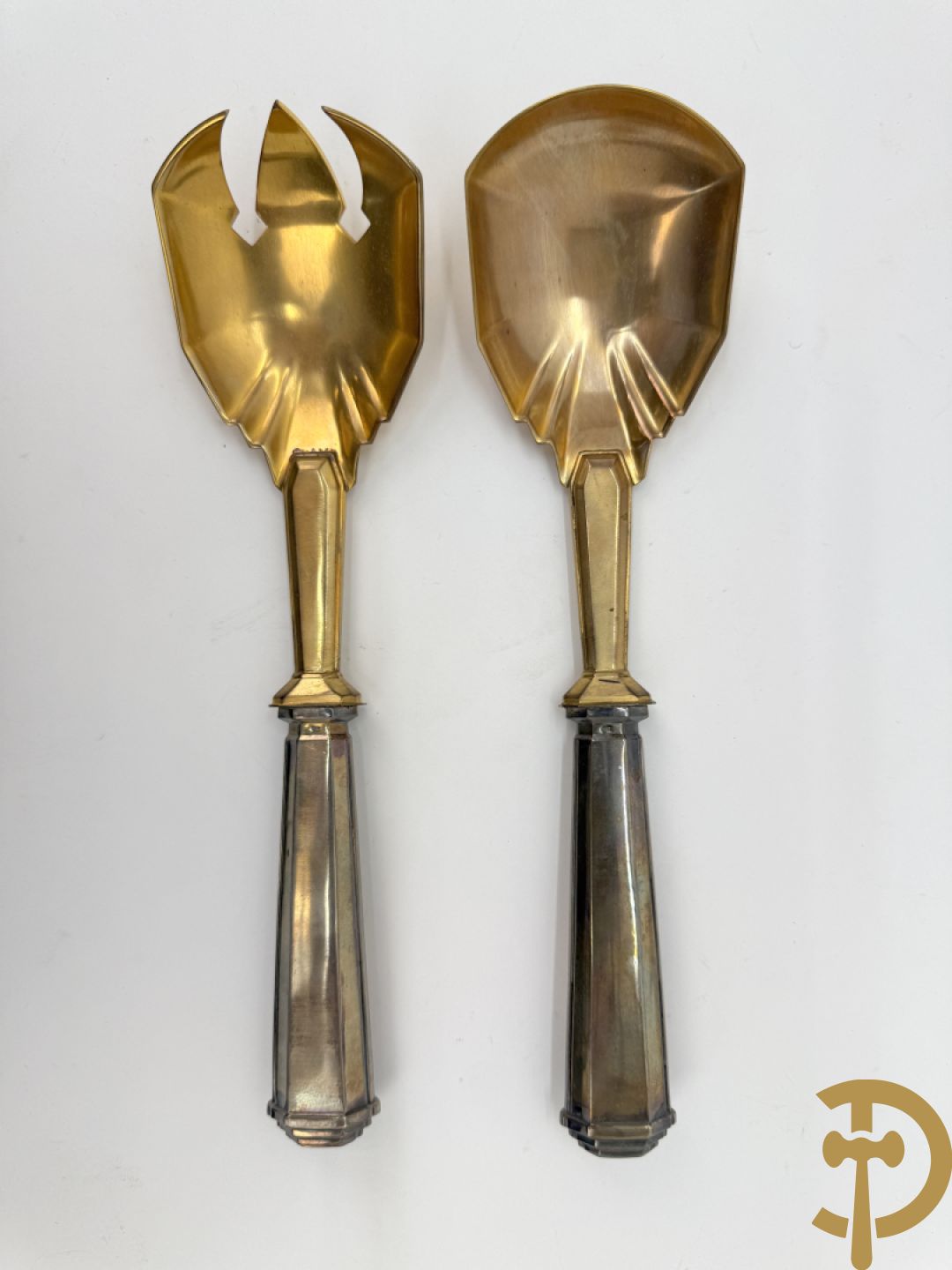 Wildbestek met zilveren handvaten en verguld lemmet bewerkt met gegraveerde bloemen + slacouvert met zilveren handvat en verguld schepgedeelte + slacouvert met zilveren heft en benen lepel