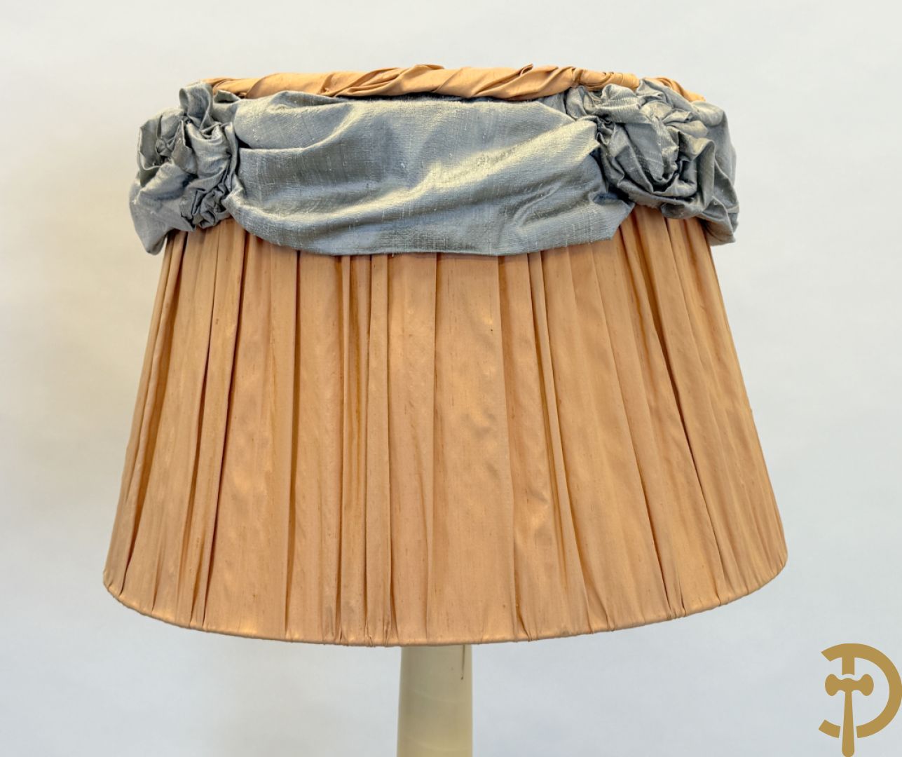 Bronzen staande koperen lampadaire op getorste voet + bronzen lampadaire op gecanneleerde voet