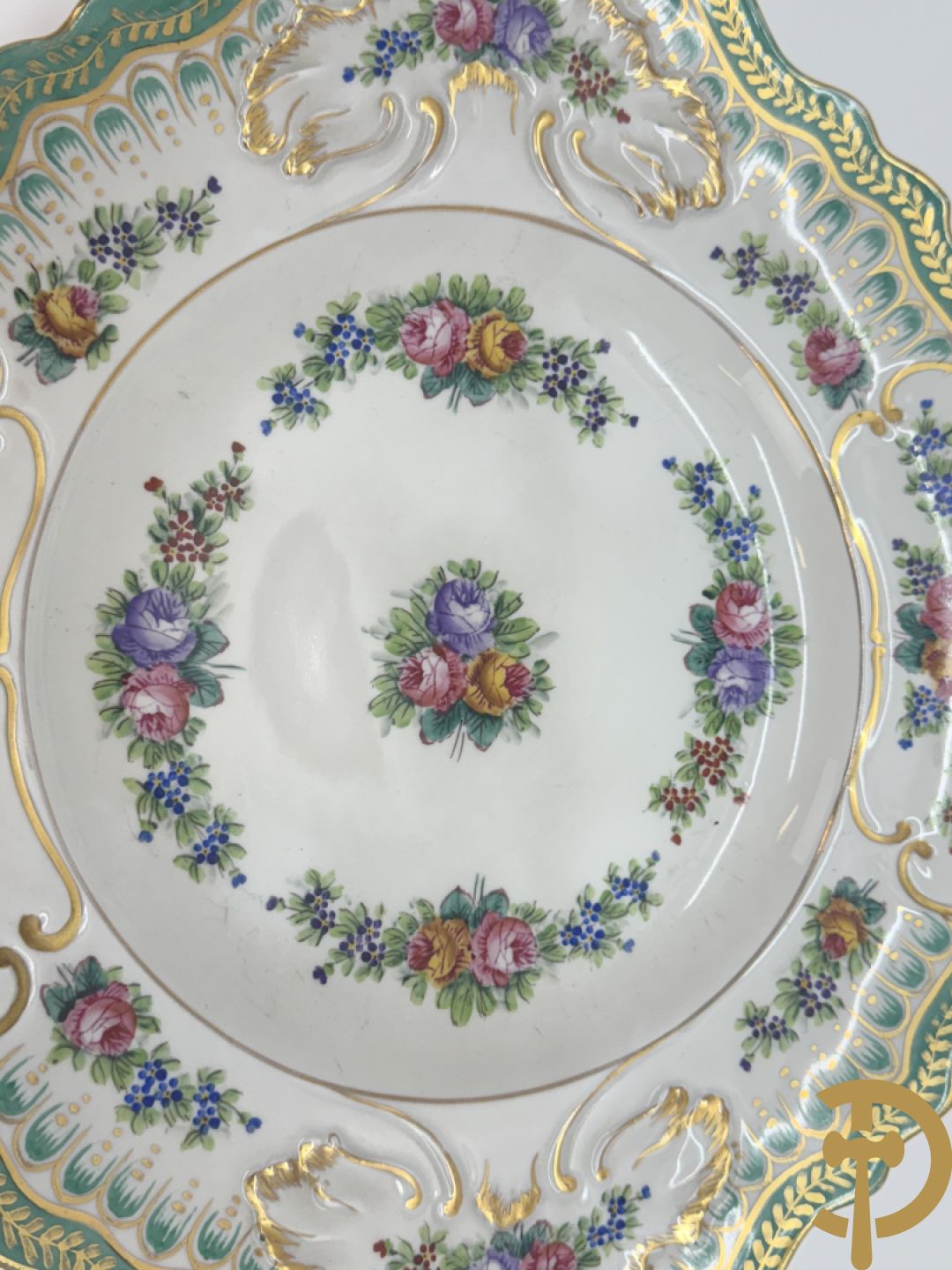 Milieu de table met vergulde ornamenten en bloemendecor op onderschaal, Limoges France gemerkt