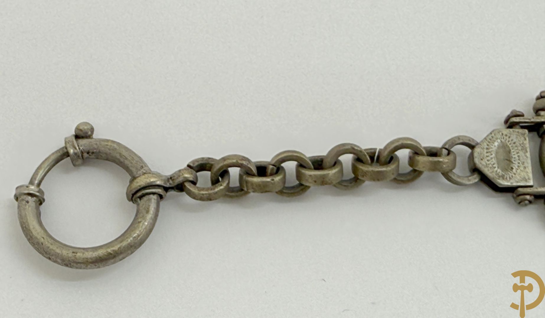 Vier 19e zakhorloges met Romeinse cijfers w.o. zilver + 2 zakhorlogekettingen