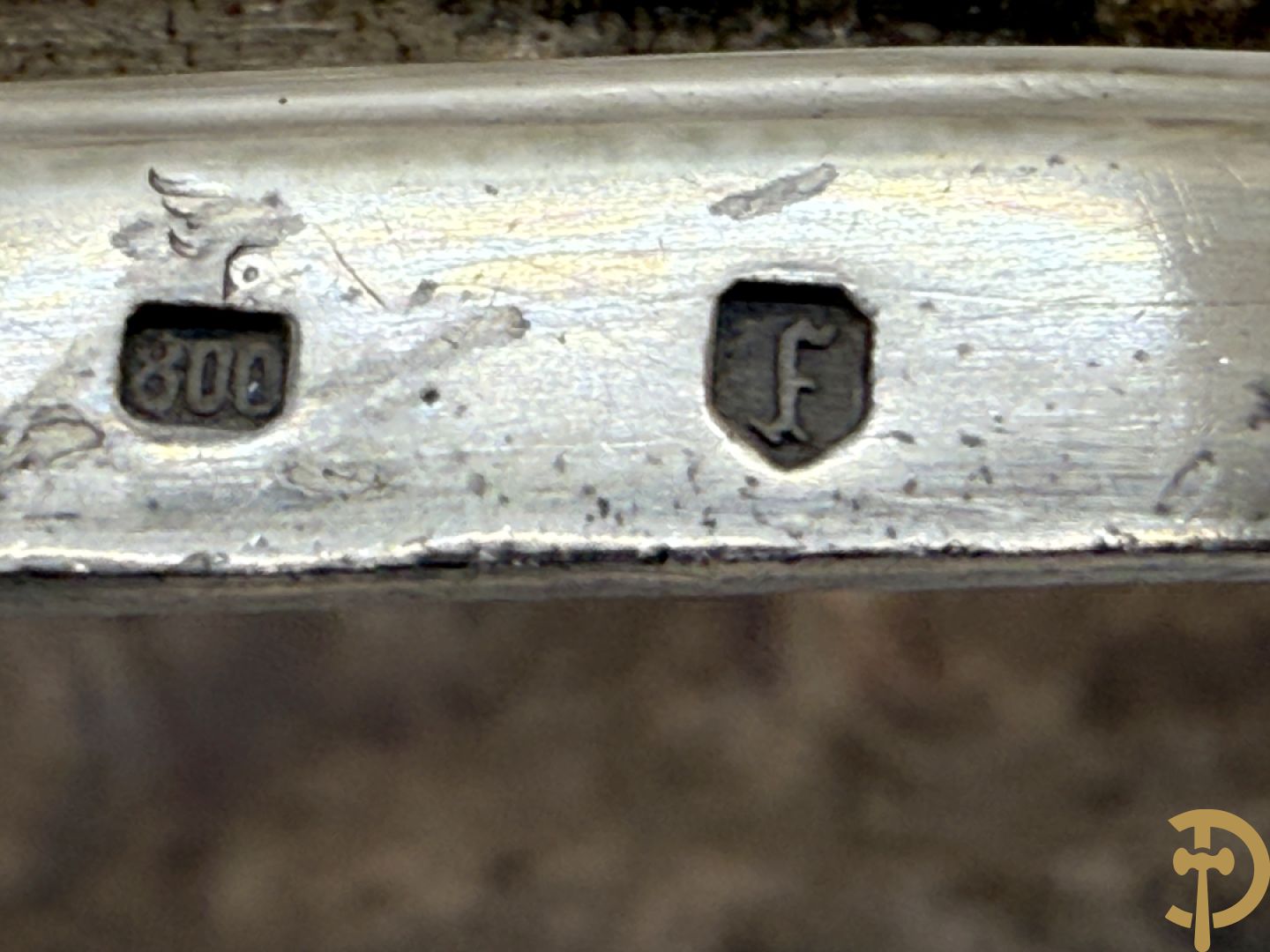 Paar massief zilveren getorste zesarmige kandelaars met Louis XV motieven, met import stempel 