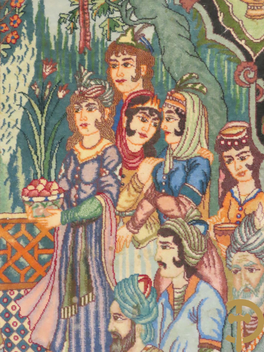 Oosters handgeknoopt tapijt Tabriz met figuratieve voorstelling, centraal met geanimeerde hofscène, omgeven door 4 hoekmedaillons met architecturale afbeeldingen - onderaan en bovenaan getekend