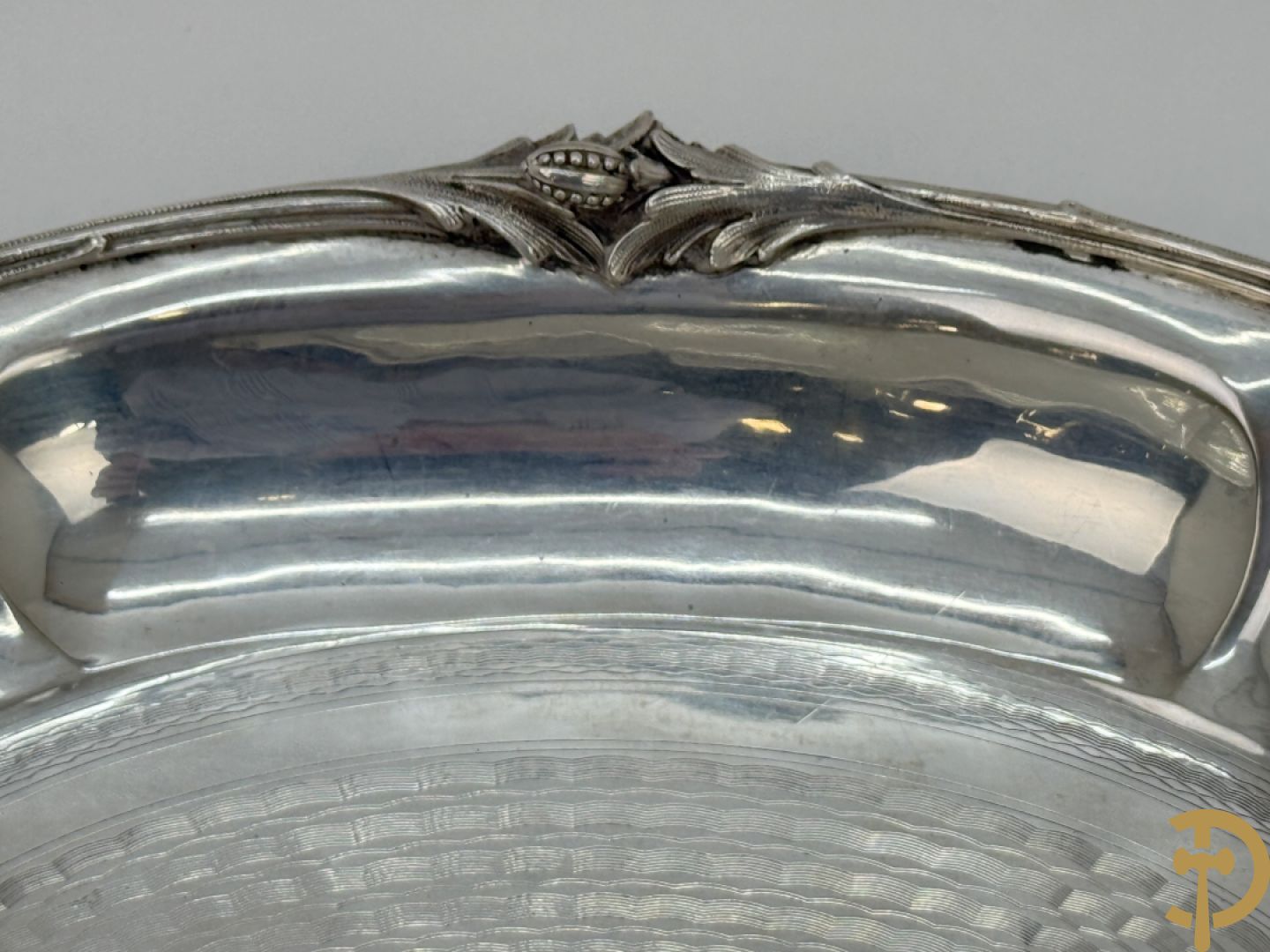 Massief zilveren coupe met accanthusranken en geciseleerd decor, op 4 elegante pootjes