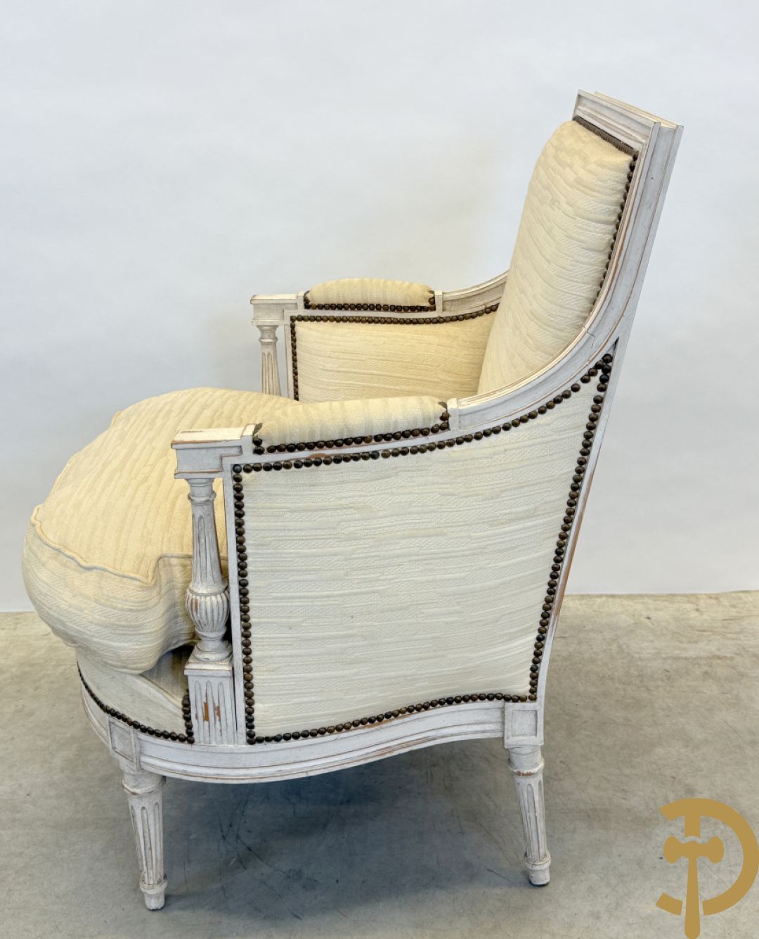 Paar wit gemonochromeerde bergères Louis XVI stijl + bijzettafeltje met lade op voluutvormige pootjes