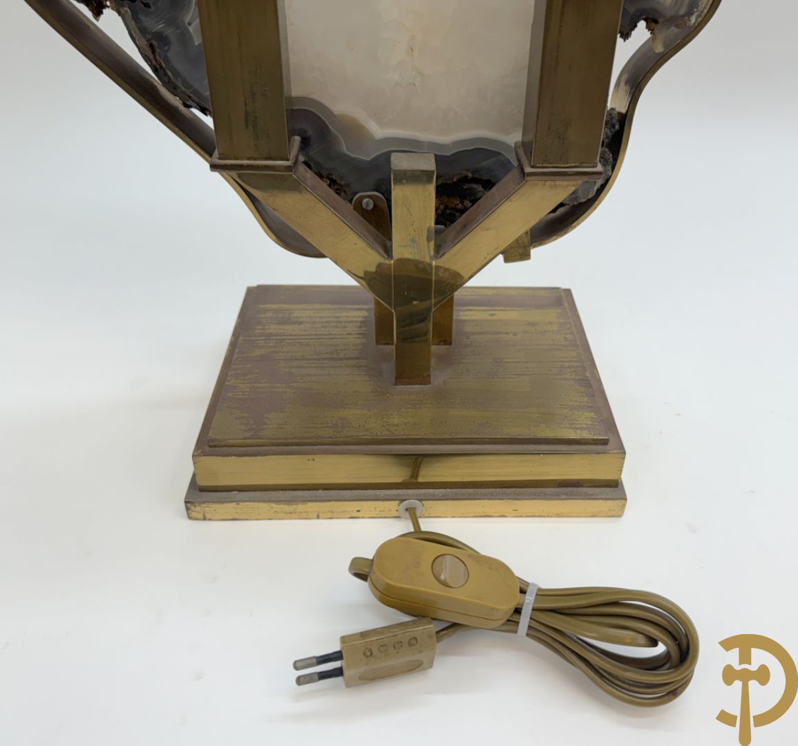 Decoratieve agaatschijf met een doorschijnend grijs-wit kristalcentrum, gemonteerd op een koperkleurige houder met verlichting, jaren 