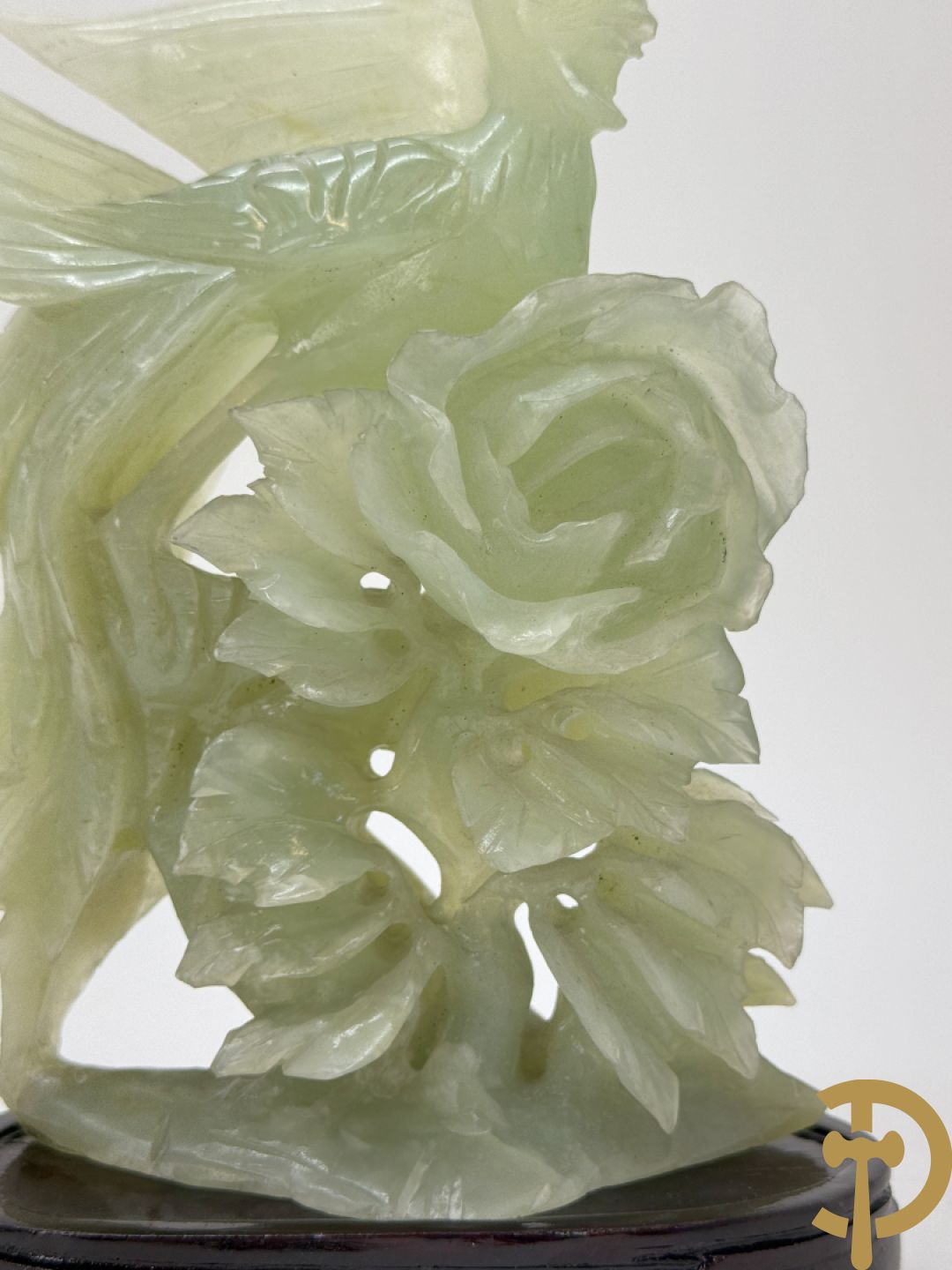 Drie handgesculpteerde Aziatische vogels met bloemenmotieven in jadeiet + klein haantje in jadeiet