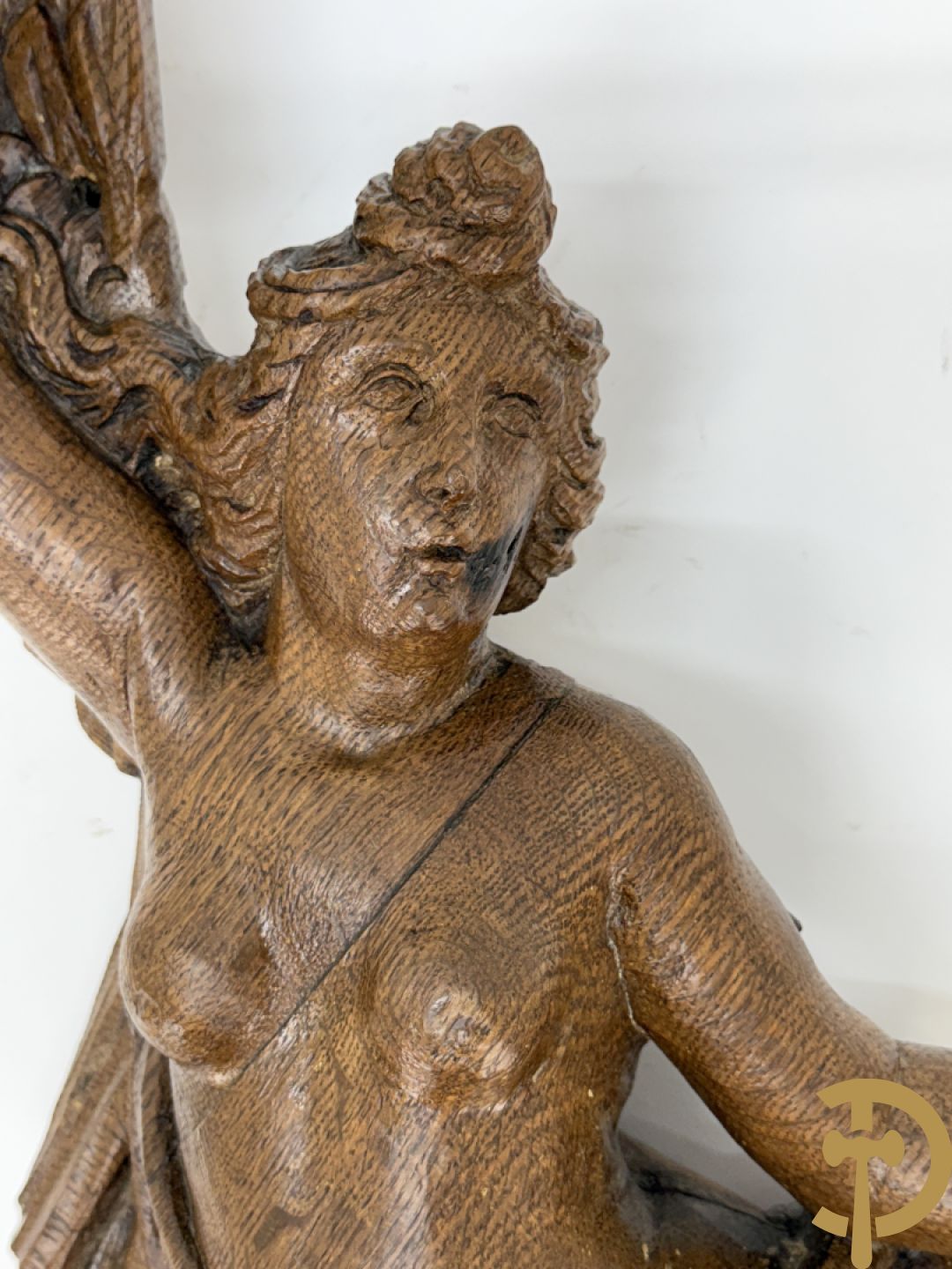 Paar houtgesculpteerde engelen als fragmenten uit een groter geheel