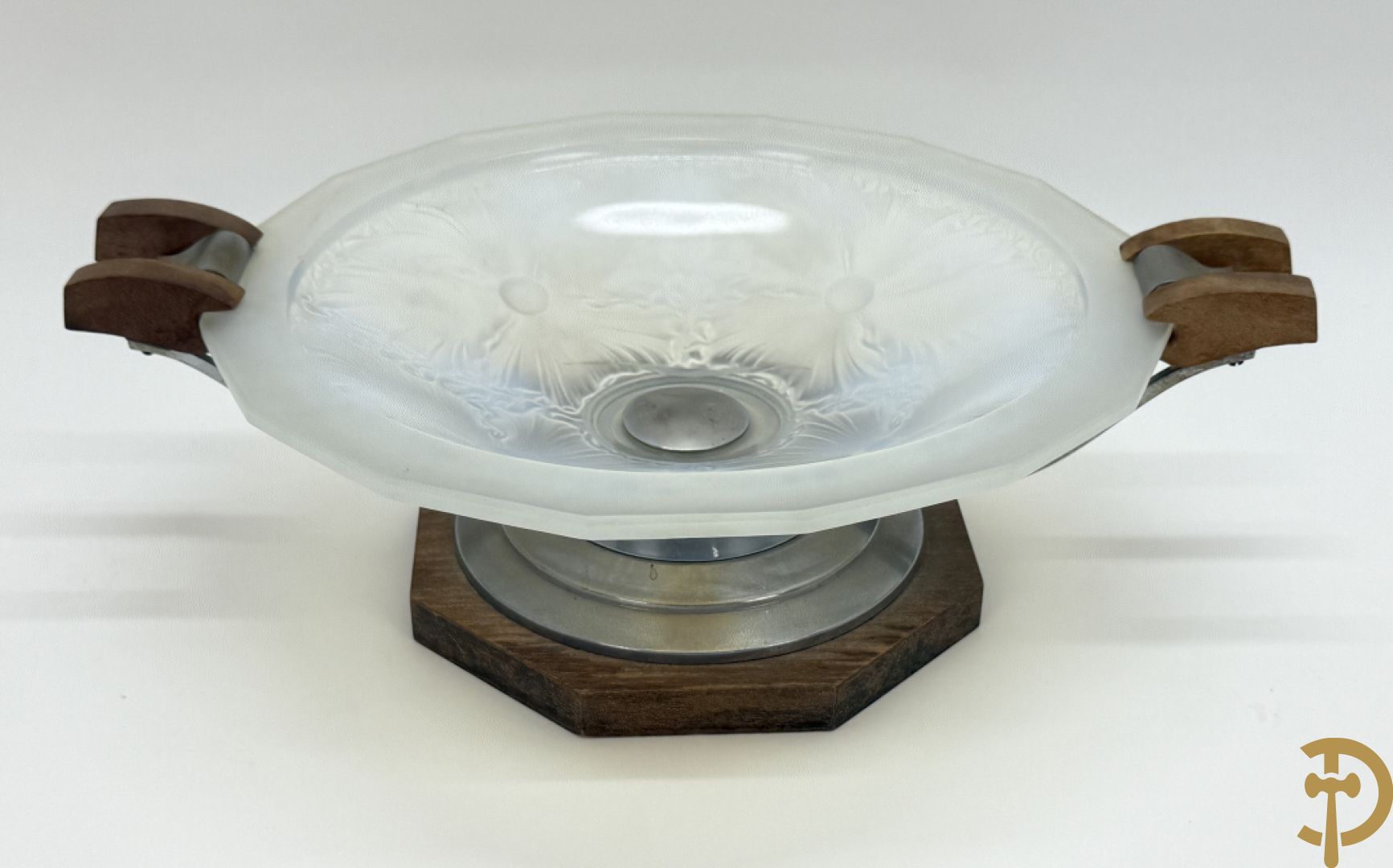 Art Deco schaal van pate de verre met bloemenmotief gevat in chromé houder + Art Deco coupe in pate de verre met bloemenmotieven gevat in chromé houder
