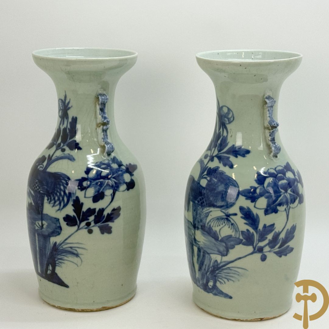 Paar Chinese porseleinen blauw/wit vazen met bloemendecor