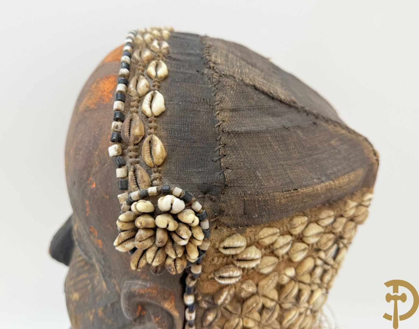 Afrikaans masker met symbolische beschildering, kralen en raffia