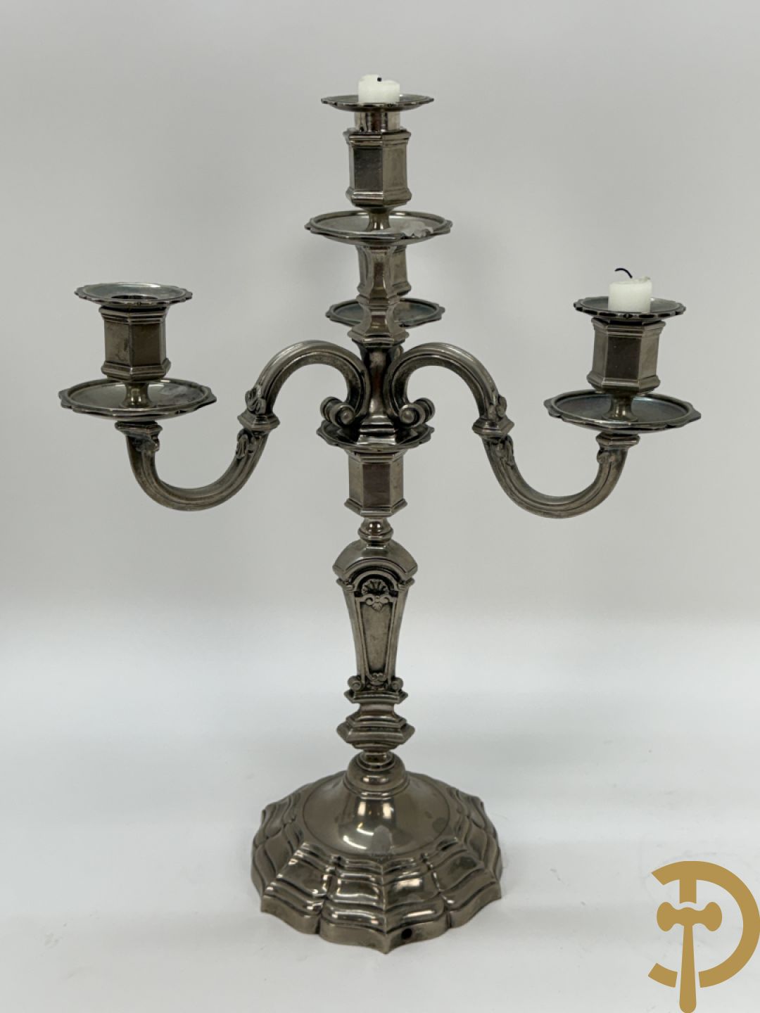 Paar Franse verzilverde metalen vierarmige kandelaars, Louis XIV stijl