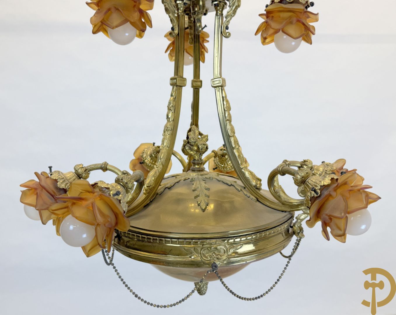 Vuurvergulde bronzen luchter met 9 lichtpunten bezet met roosjes en albast coupe onderaan